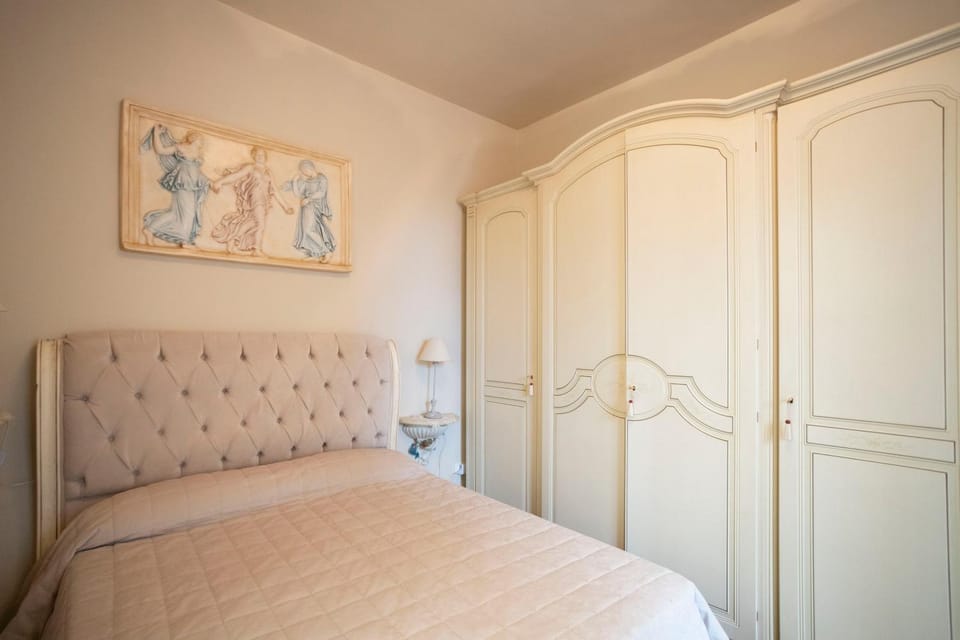 Photo of the whole room, Bedroom, wardrobe