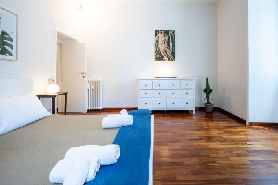 Bed, Photo of the whole room, Bedroom, towels