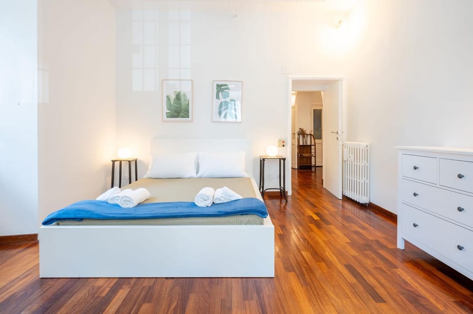 Bed, Photo of the whole room, Bedroom, towels