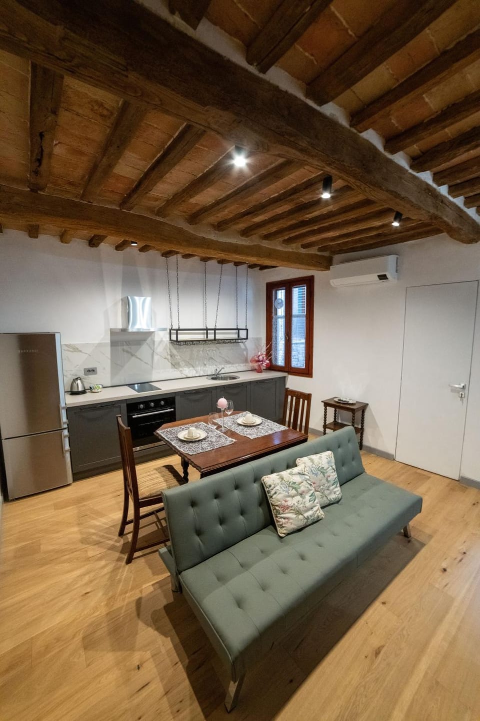 Kitchen or kitchenette, Living room, Seating area, Dining area