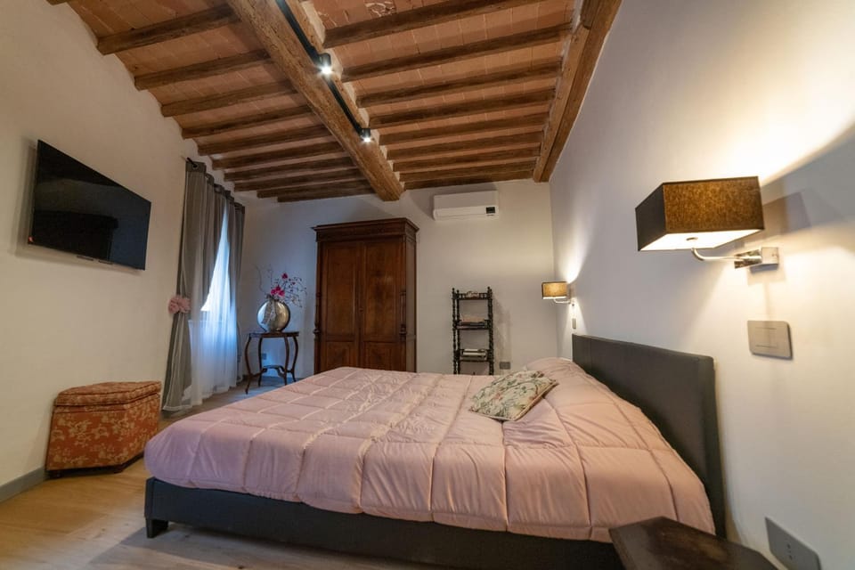 Bed, TV and multimedia, Photo of the whole room, Bedroom