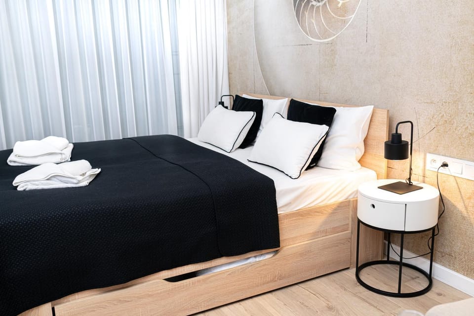 Photo of the whole room, Bedroom, towels