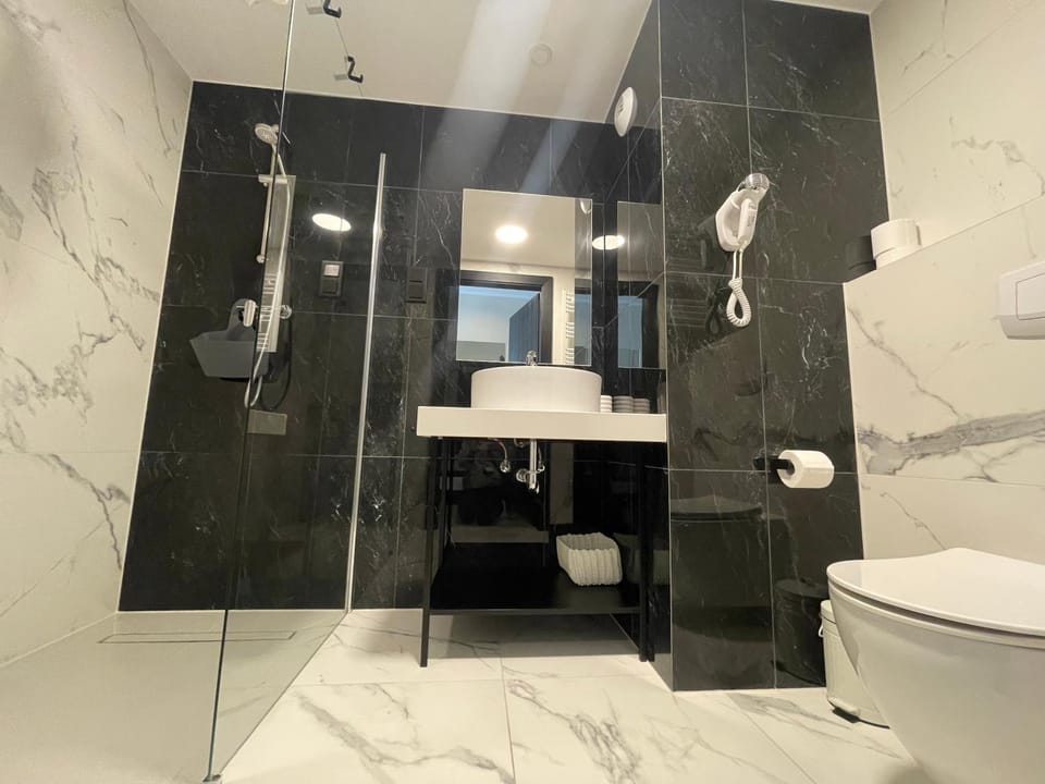 Shower, Toilet, Bathroom, towels