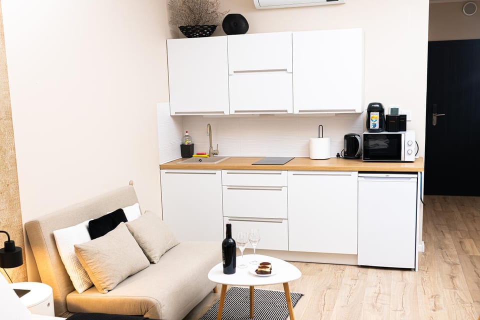 Coffee/tea facilities, Kitchen or kitchenette, oven, stove, toaster