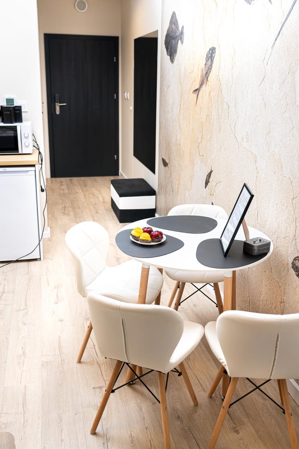 Kitchen or kitchenette, Living room, Seating area, Food