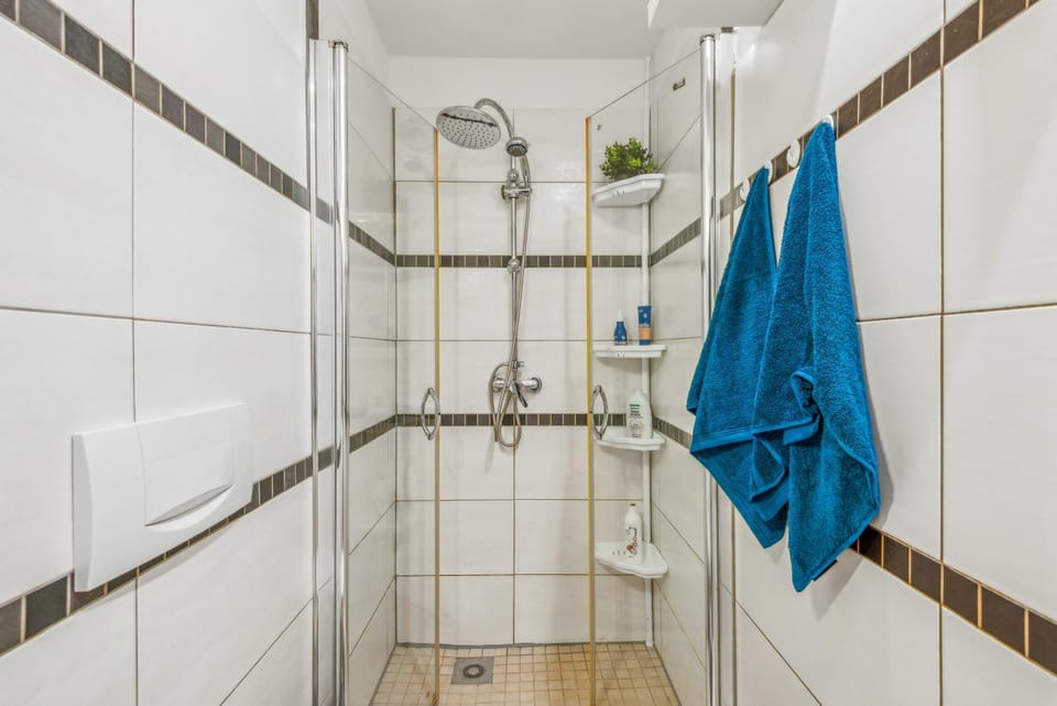 Shower, Bathroom, towels
