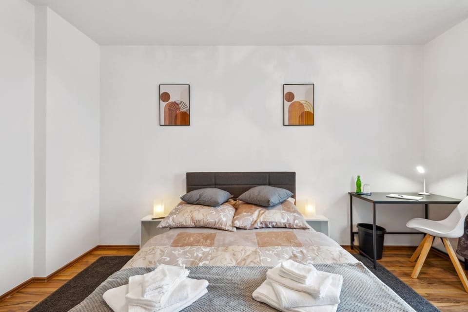 Bed, TV and multimedia, Photo of the whole room, Bedroom, towels