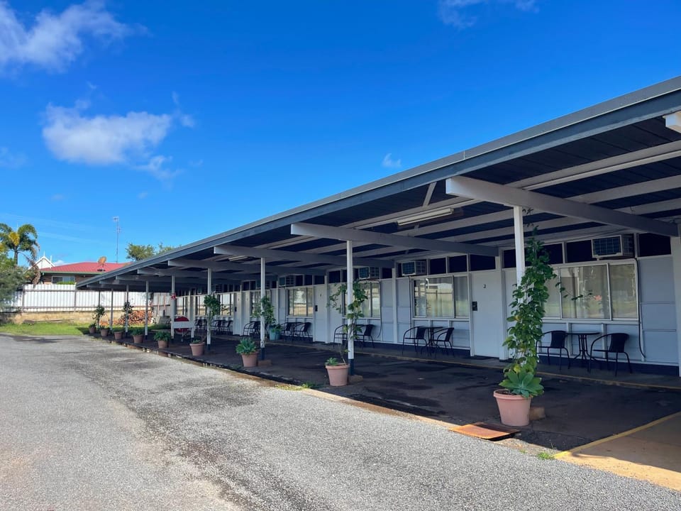 Property building, Garden, Parking
