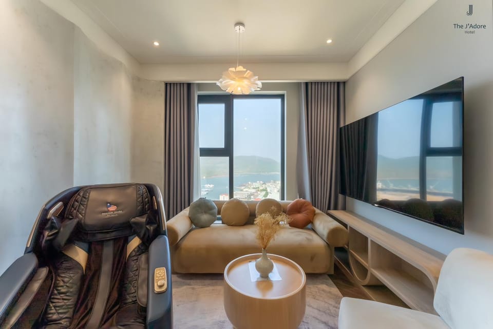 Communal lounge/ TV room, Natural landscape, TV and multimedia, Living room, Seating area, Evening entertainment, Sea view