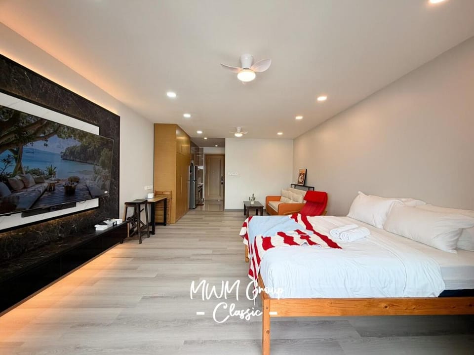 Bed, TV and multimedia, Photo of the whole room, towels