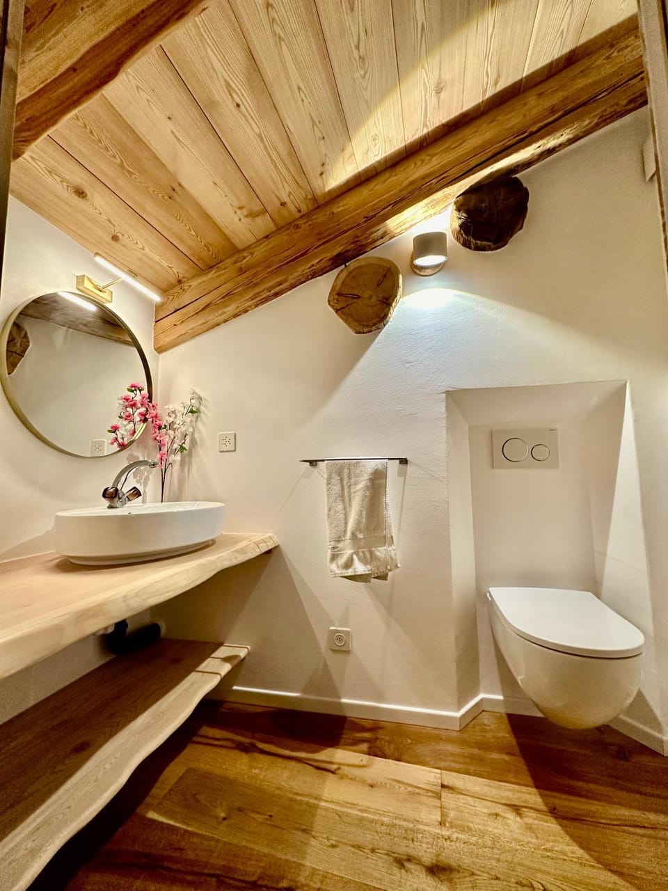 Toilet, towels