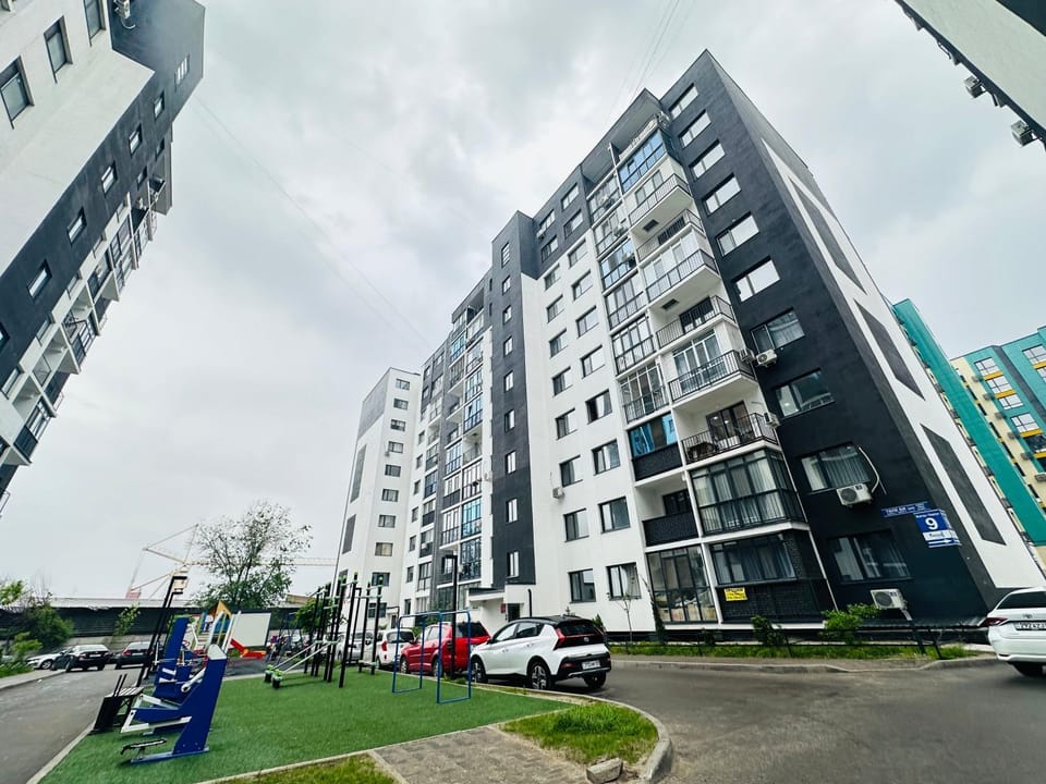 Property building, Facade/entrance, Day, Neighbourhood, Street view