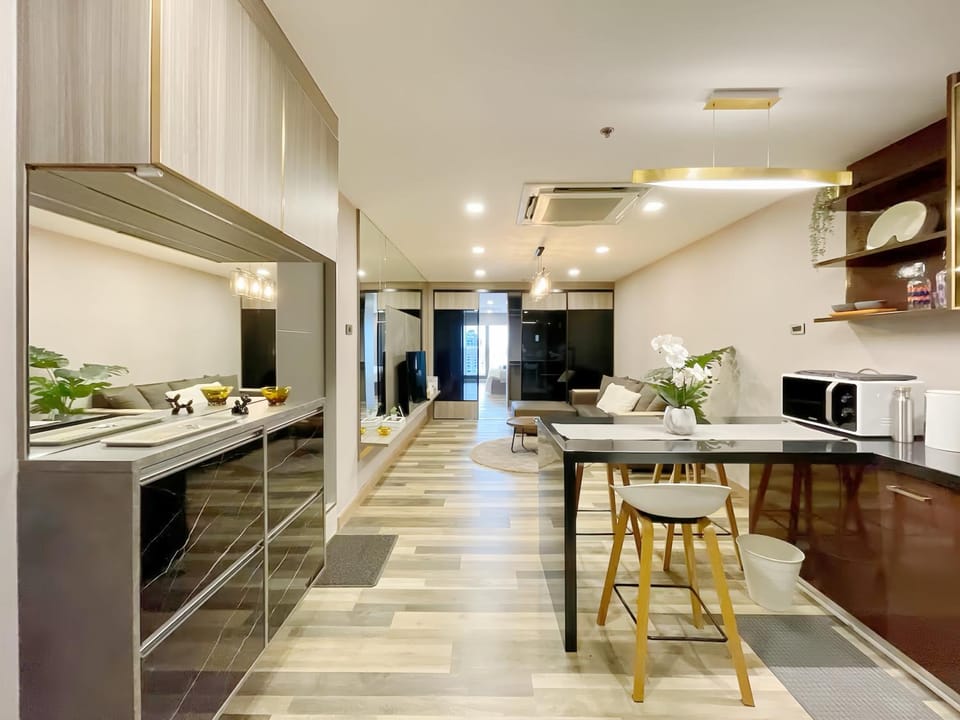 Kitchen or kitchenette, Dining area, oven, stove