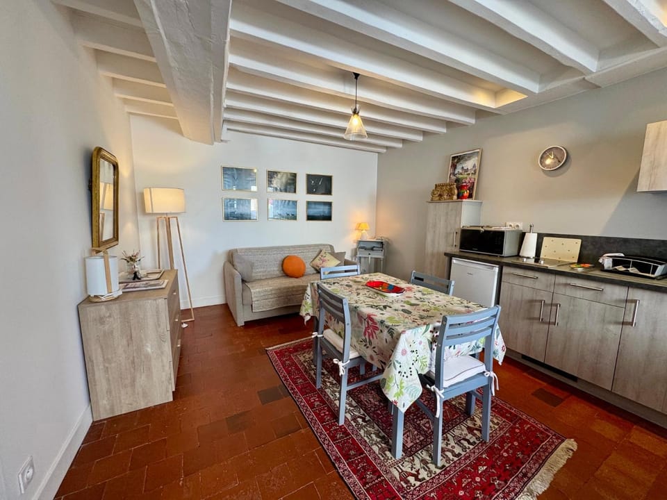 Kitchen or kitchenette, Living room, Seating area, Dining area