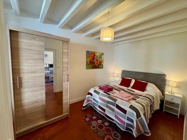 Photo of the whole room, Bedroom, towels