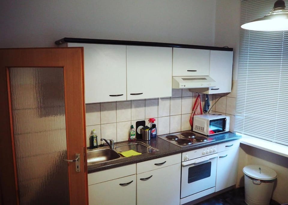 Coffee/tea facilities, Kitchen or kitchenette, oven, stove