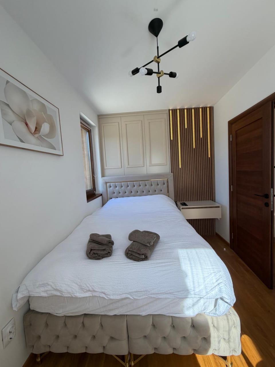 Bed, Bedroom, towels