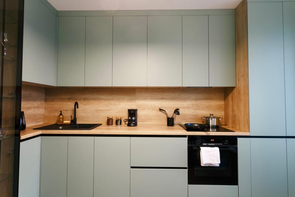 Kitchen or kitchenette, minibar, stove