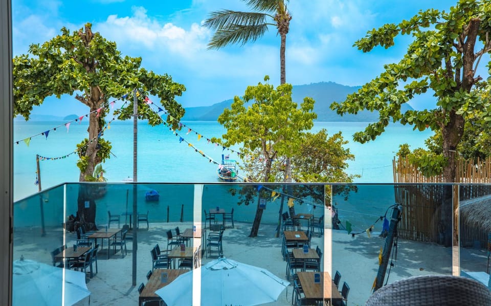 【Beach Front】海景沙滩别墅，私人泳池，免费早餐，女佣每日清洁，生活方便交通便利 Villa in Rawai