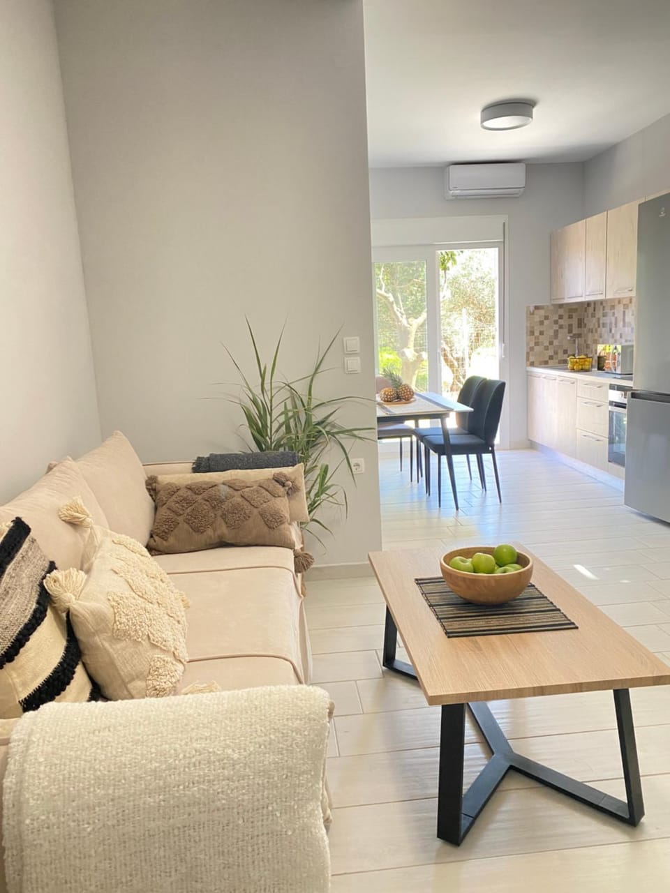 Kitchen or kitchenette, Seating area, Dining area