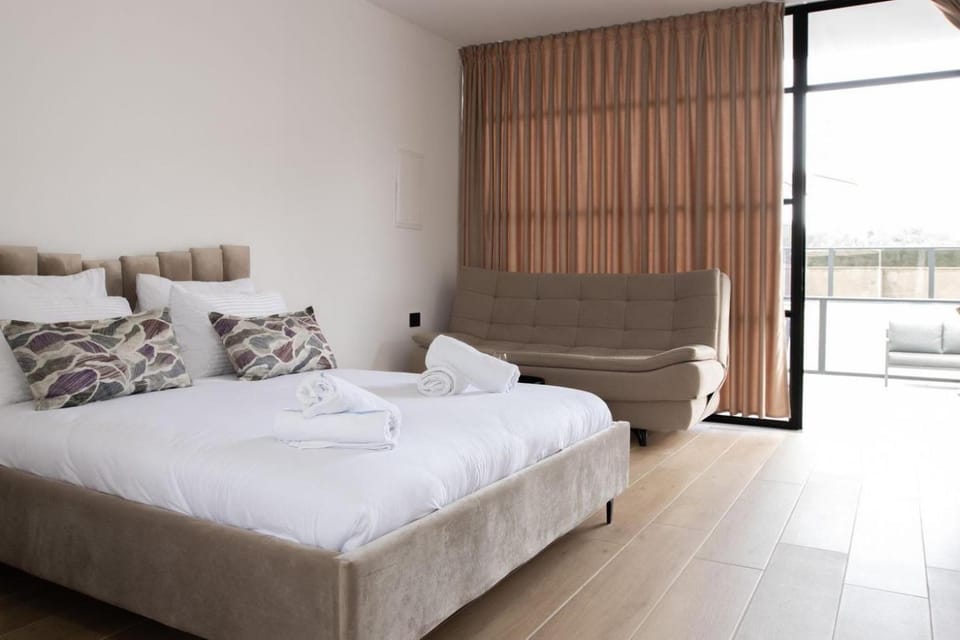Bed, Bedroom, towels