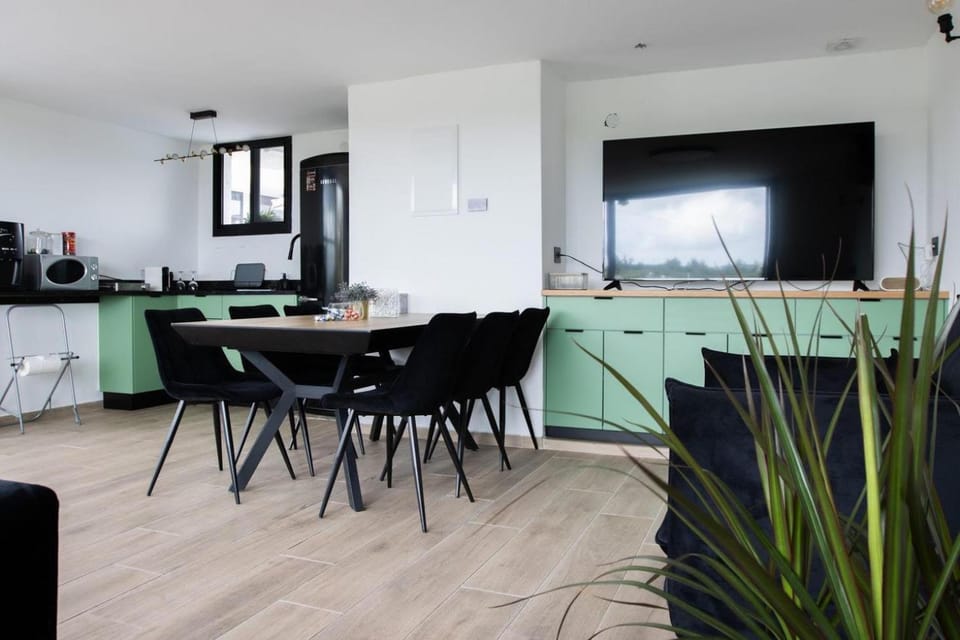 Coffee/tea facilities, Kitchen or kitchenette, Dining area