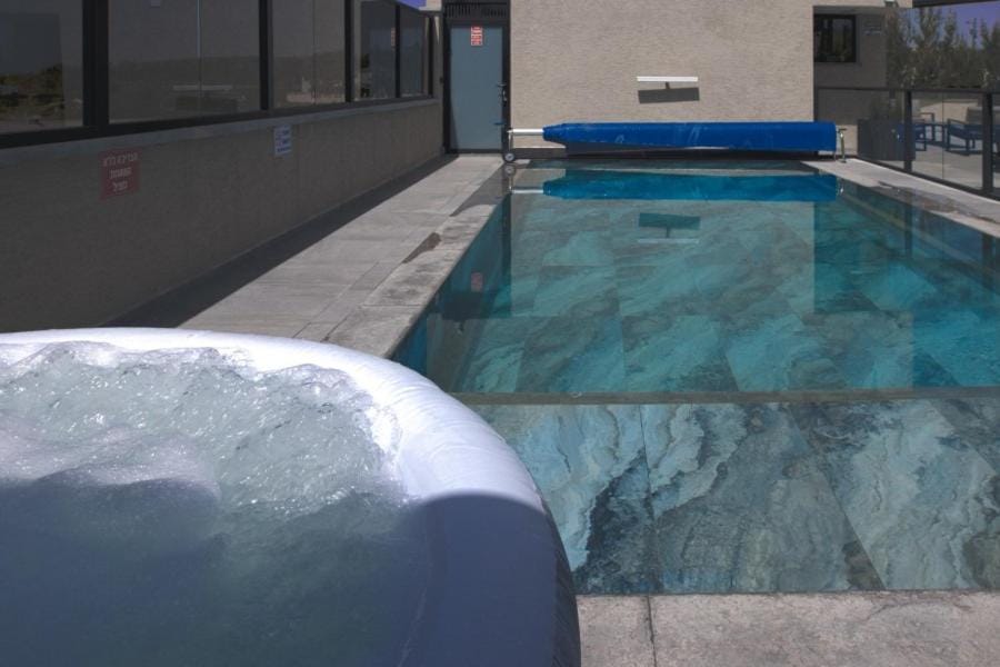Royal Suites Dalia - וילה עם 4 סוויטות מהממות, בריכה מחוממת וג'קוזי Bed and Breakfast in Haifa District