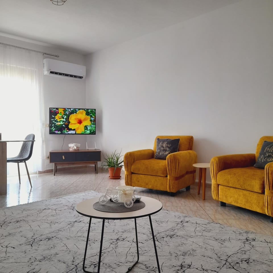 Communal lounge/ TV room, TV and multimedia, Living room, Seating area, Evening entertainment, air conditioner