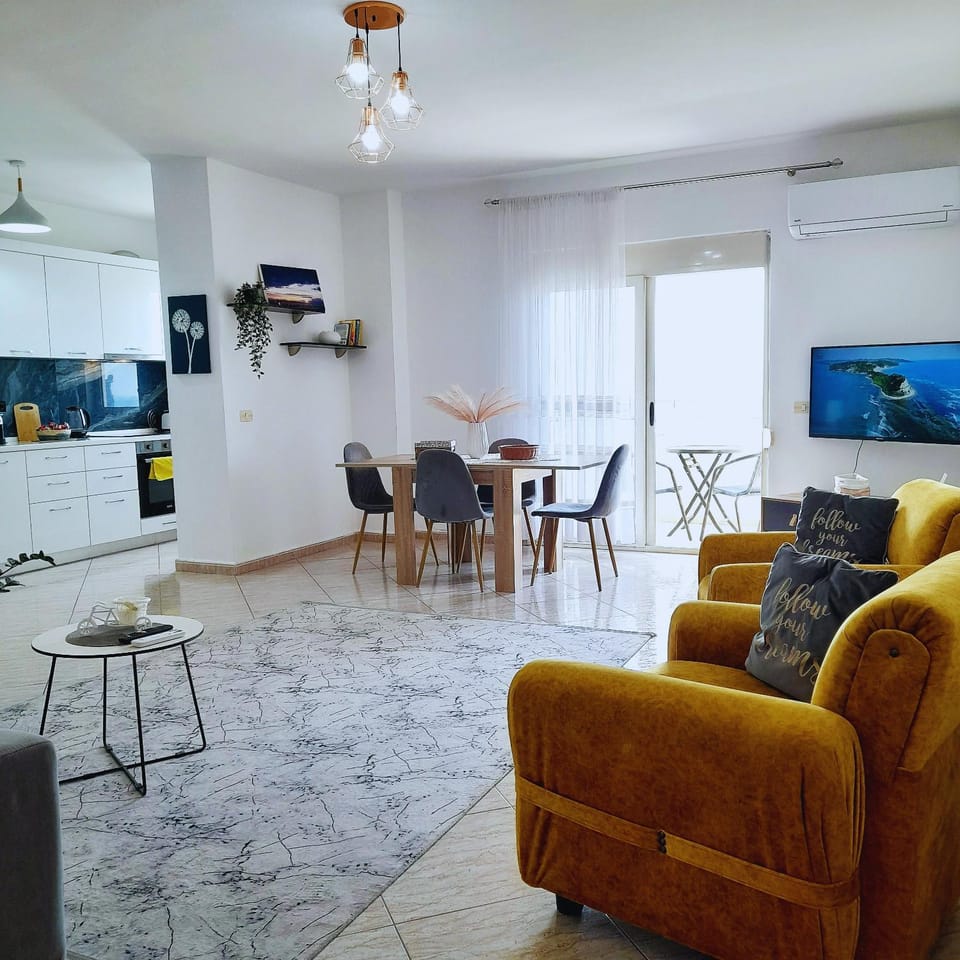 Communal lounge/ TV room, TV and multimedia, Kitchen or kitchenette, Living room, Seating area, Dining area