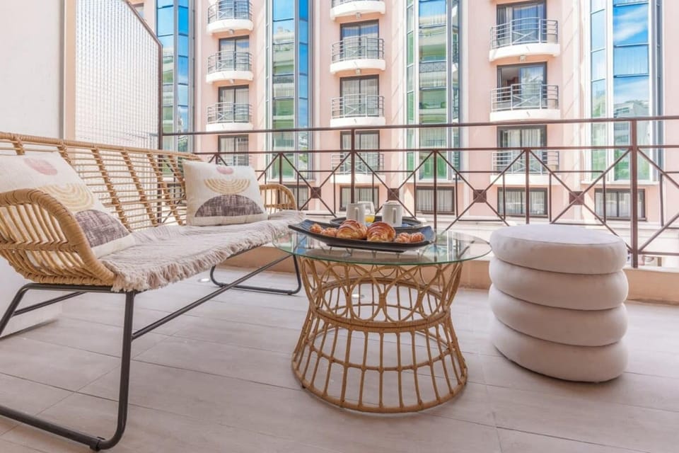 Le Maubourg - Hypercentre - 150m Croisette - AC Apartment in Cannes