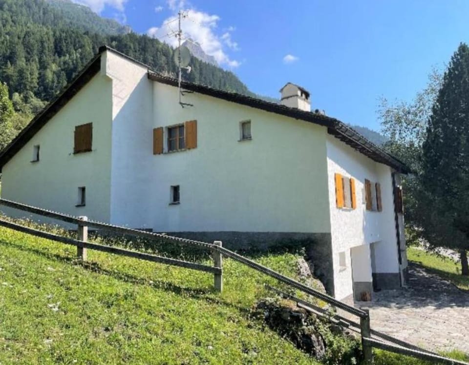 Alleinstehendes Traumhaus House in Canton of Grisons