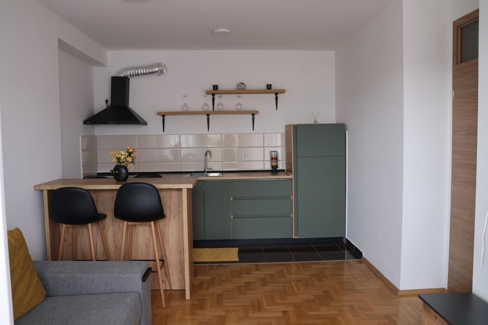 Kitchen or kitchenette, oven