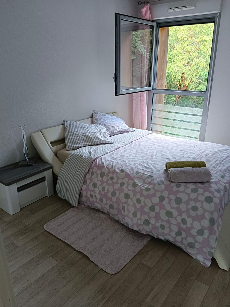 Bed, Bedroom, Garden view, towels