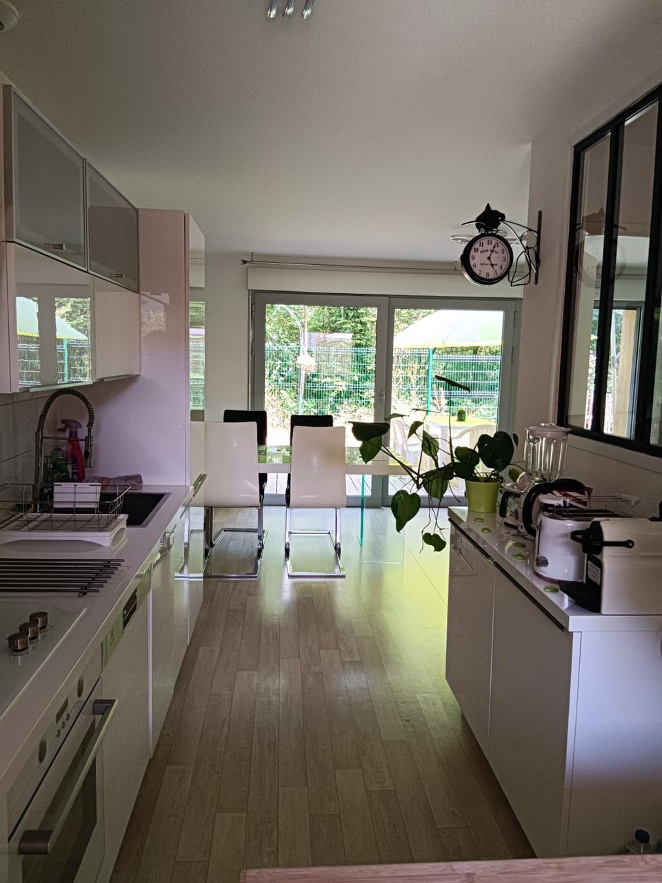 Coffee/tea facilities, Kitchen or kitchenette, Kitchen or kitchenette, dishwasher, stove