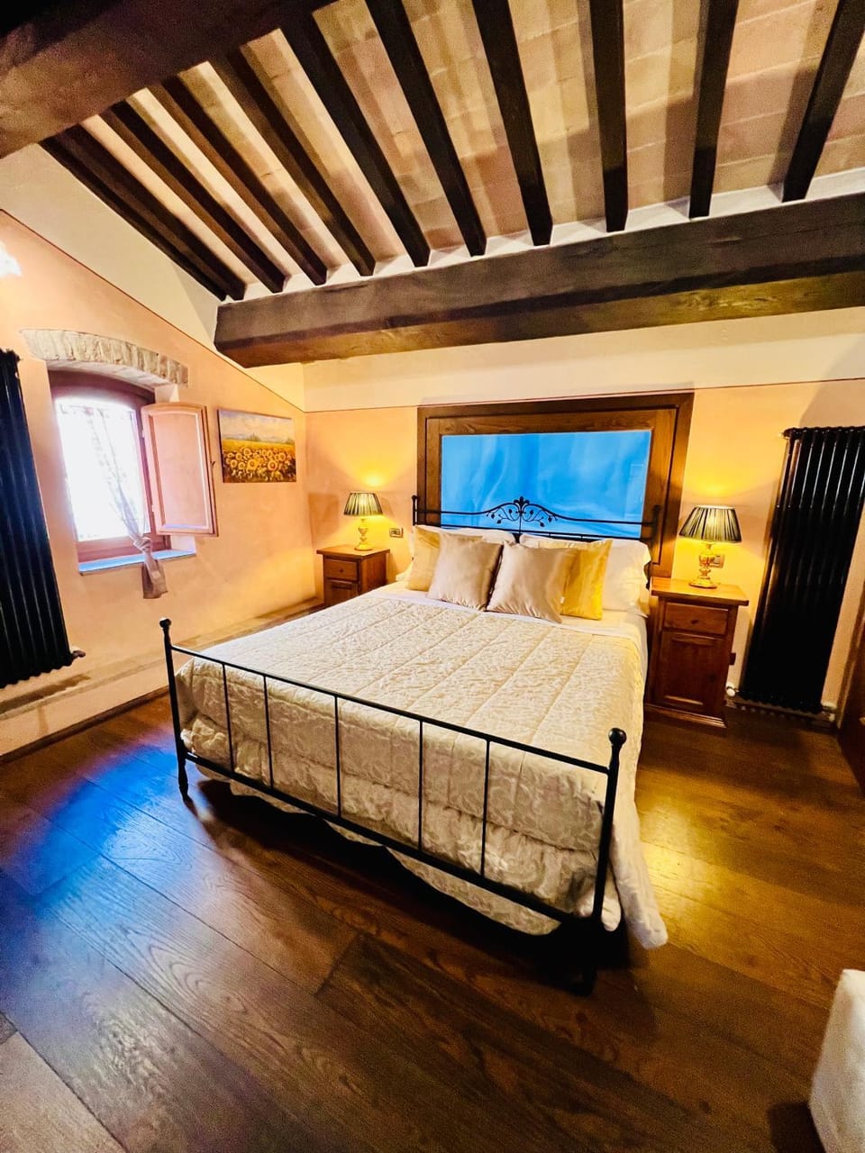 Photo of the whole room, Bedroom