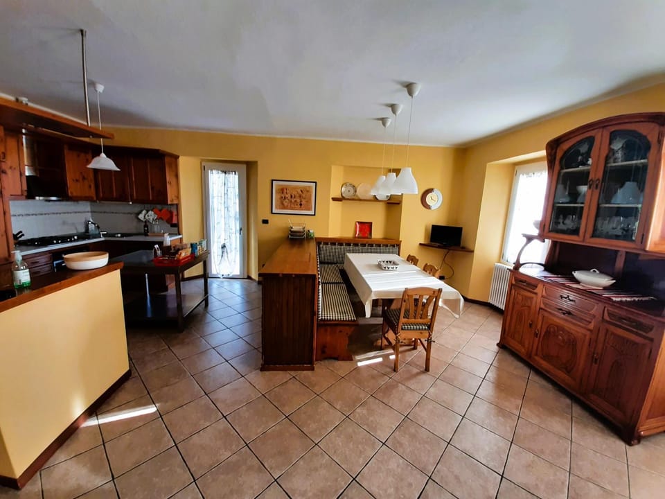 Kitchen or kitchenette, Seating area, Dining area, pet friendly, stove
