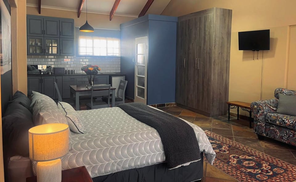 Bed, TV and multimedia, Living room, Photo of the whole room, Seating area, Dining area, Bedroom, hair dresser