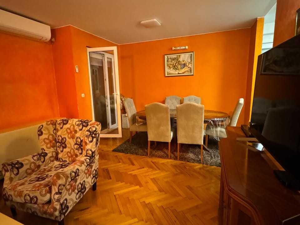 TV and multimedia, Living room, Seating area, Dining area, air conditioner