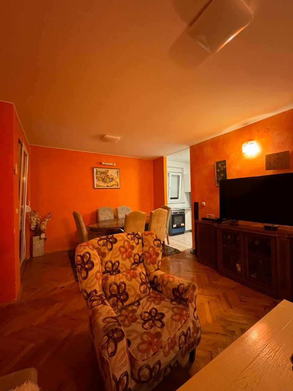 TV and multimedia, Living room, Seating area, Dining area