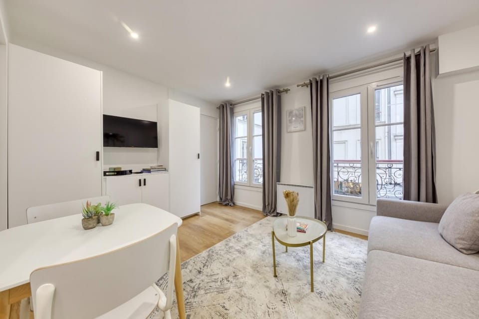 Property building, TV and multimedia, Kitchen or kitchenette, Living room, Seating area, Dining area