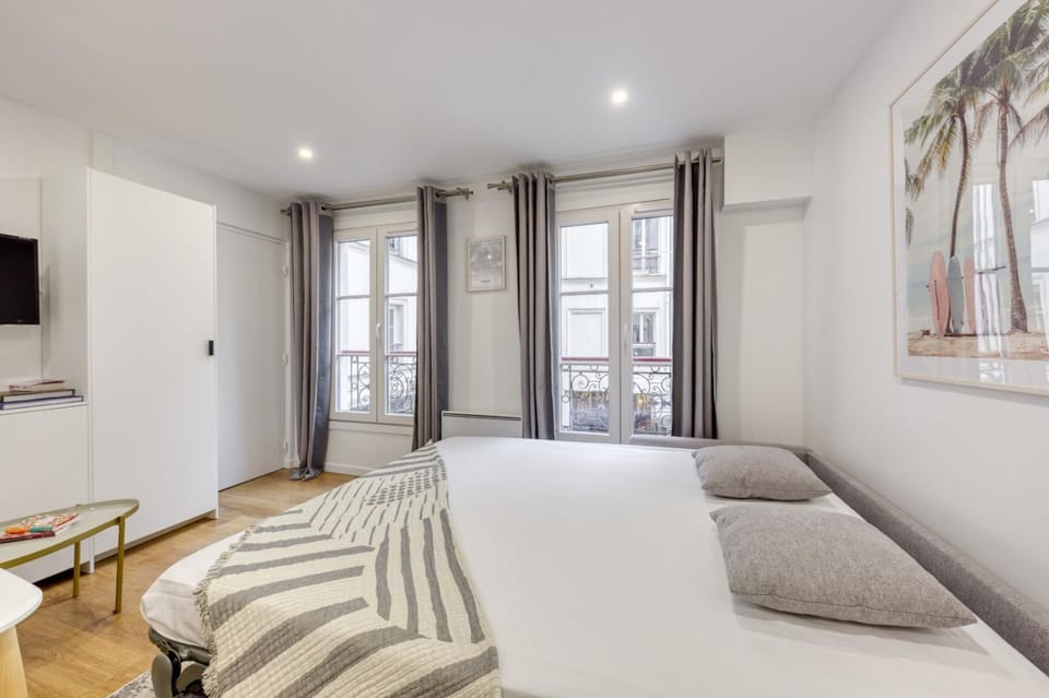 Bed, TV and multimedia, Living room, Photo of the whole room