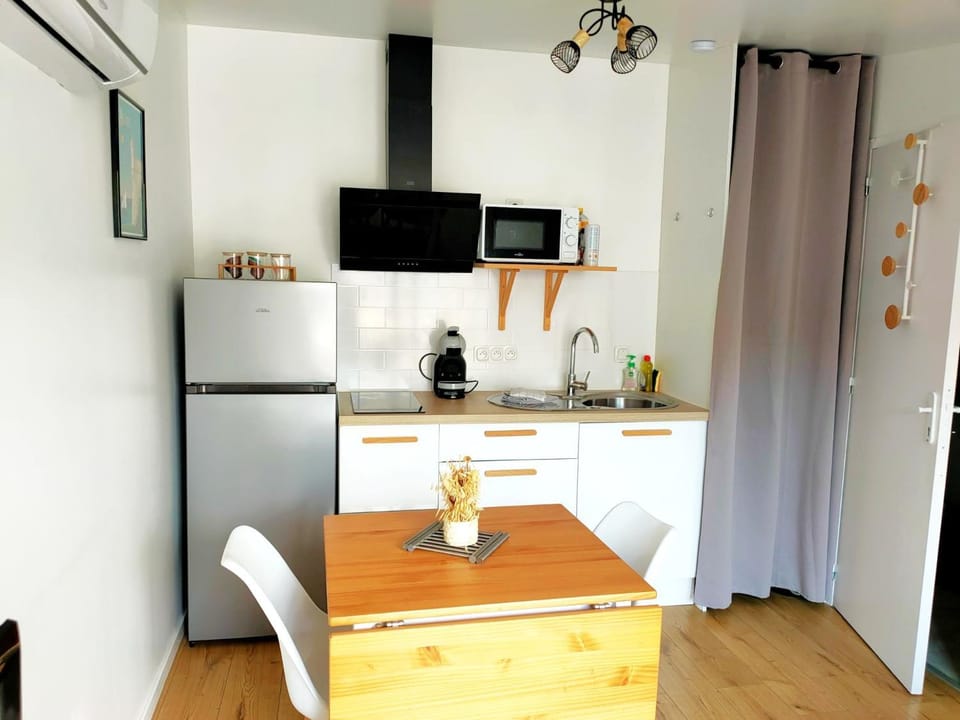 Coffee/tea facilities, Dining area, microwave, stove, kitchen