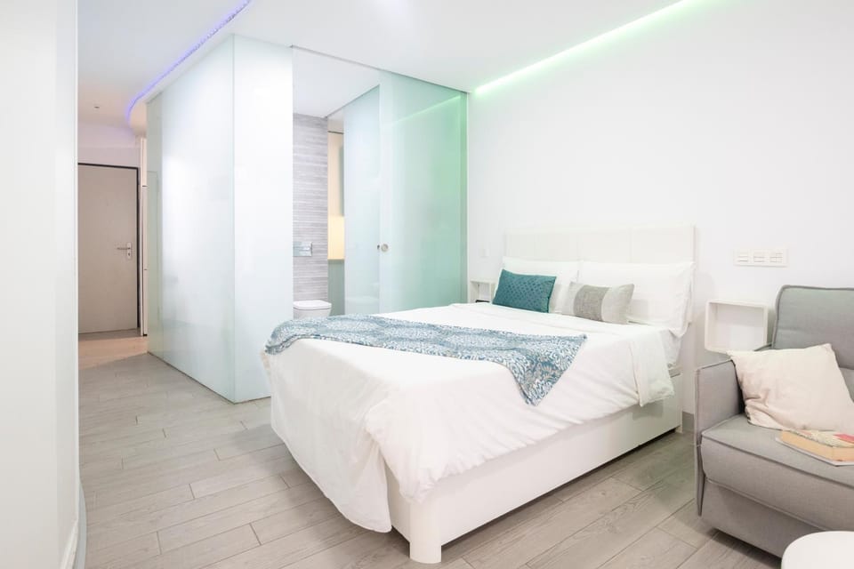 Bed, Bathroom