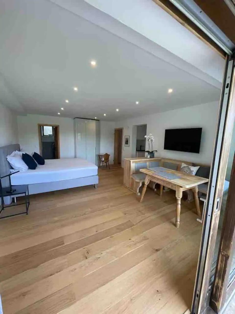Bed, TV and multimedia, Photo of the whole room, Bedroom