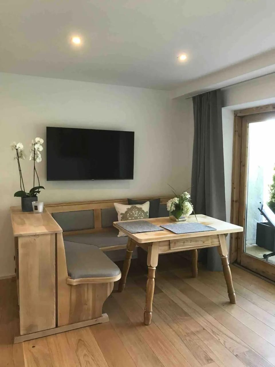 Communal lounge/ TV room, TV and multimedia, Living room, Seating area, Dining area, Evening entertainment