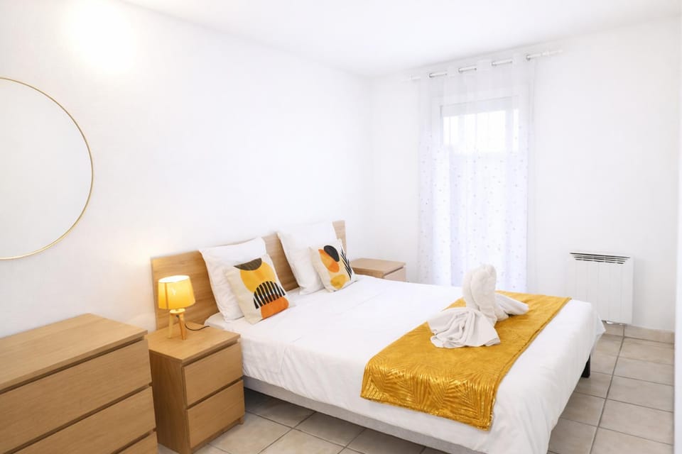 Bed, Photo of the whole room, Bedroom, towels