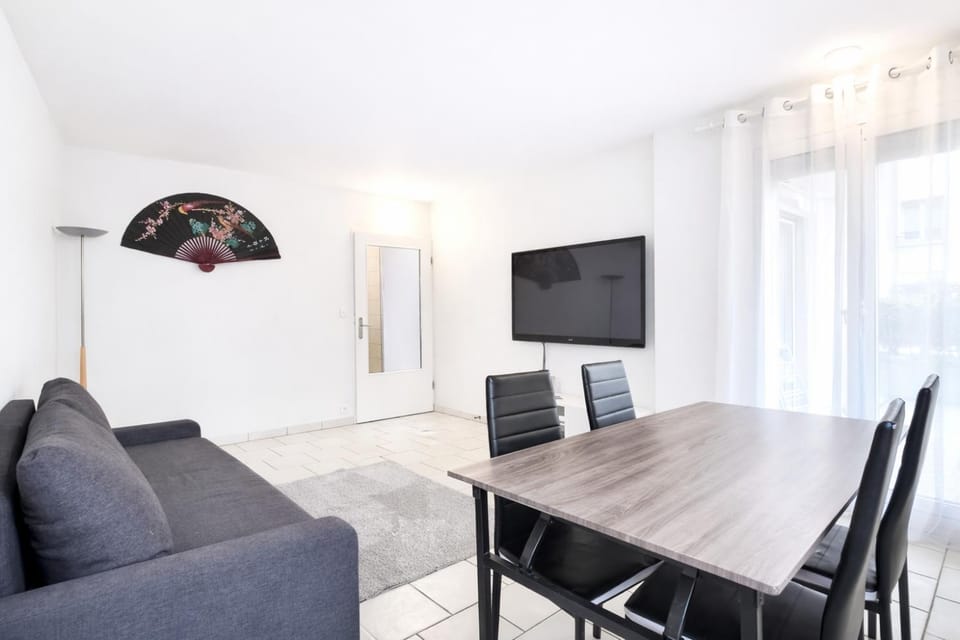 Communal lounge/ TV room, TV and multimedia, Seating area, Dining area