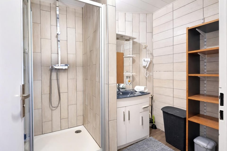 Shower, Bathroom, towels