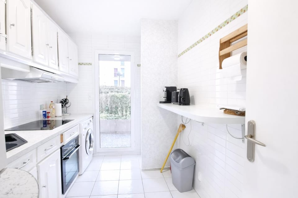 Kitchen or kitchenette, minibar, oven, stove, washing machine