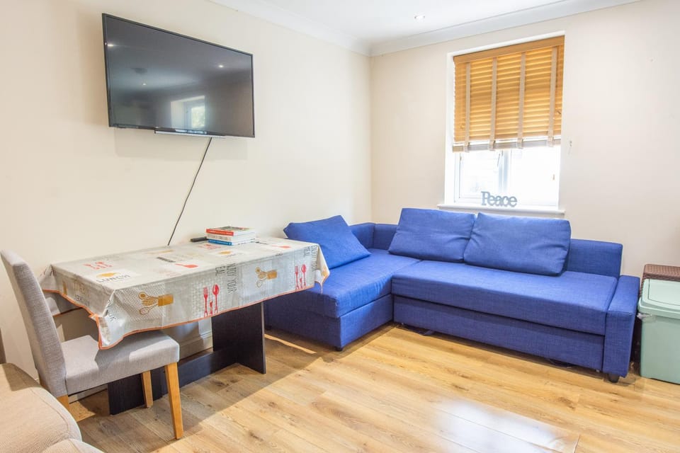 Communal lounge/ TV room, TV and multimedia, Living room, Seating area, Evening entertainment